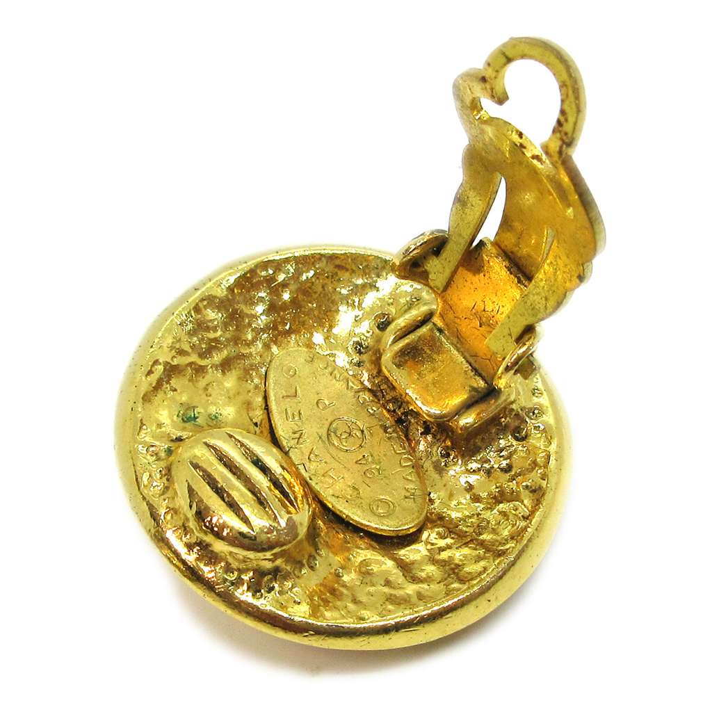 Chanel CC Button Clip-On Earrings Gold Good condition - Model View