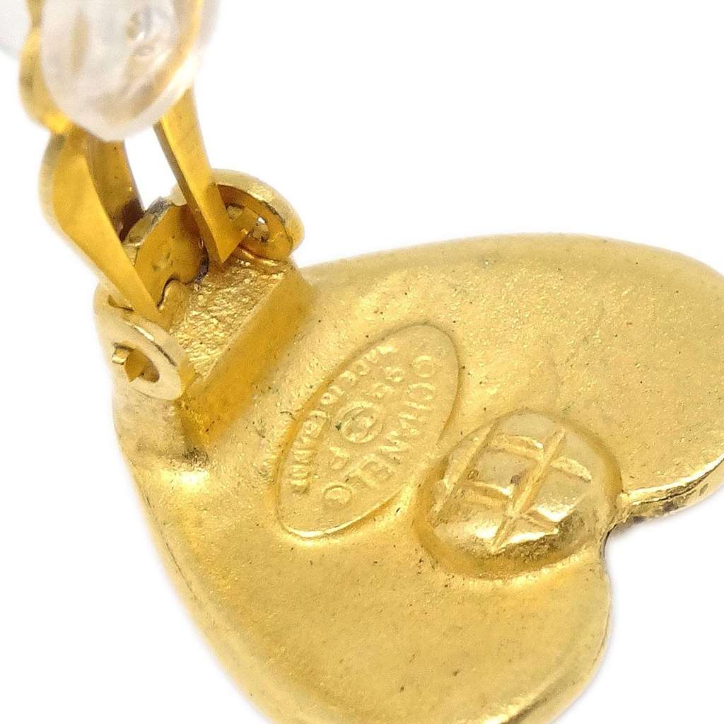 Chanel Vintage CC Heart Clip-On Earrings Gold Good condition - Model View