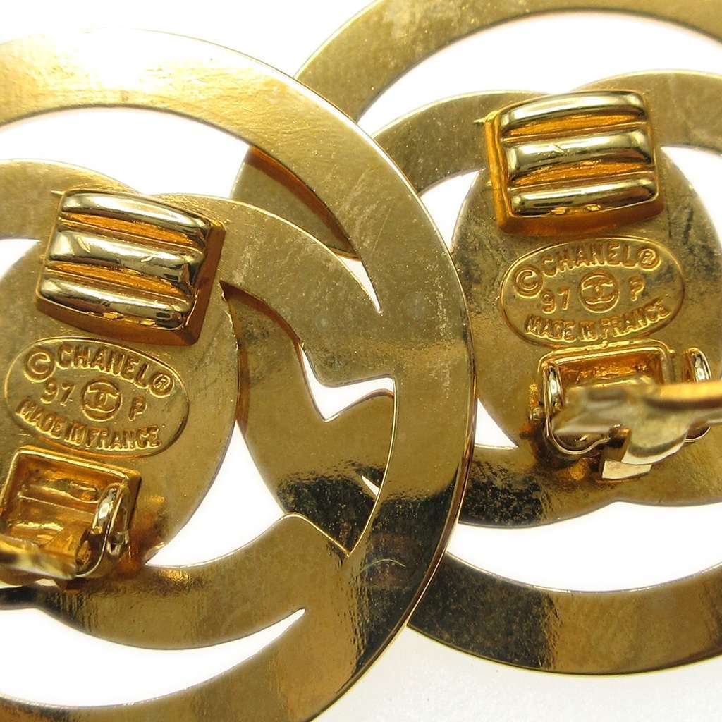 Chanel Round CC Turnlock Clip-On Earrings Gold Good condition - Inside View