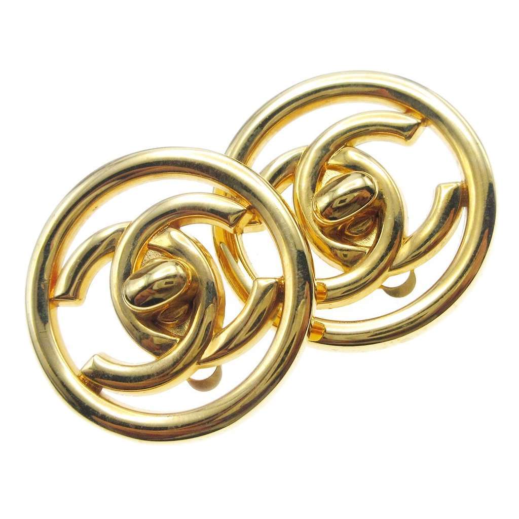 Chanel Round CC Turnlock Clip-On Earrings Gold Good condition - Model View