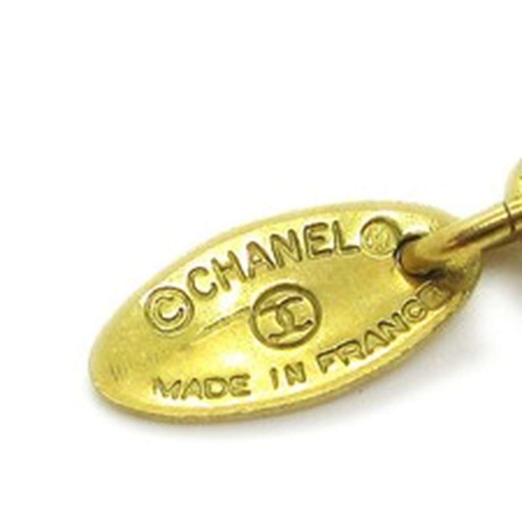 Chanel Vintage Quilted CC Pendant Necklace Gold Good condition - Model View