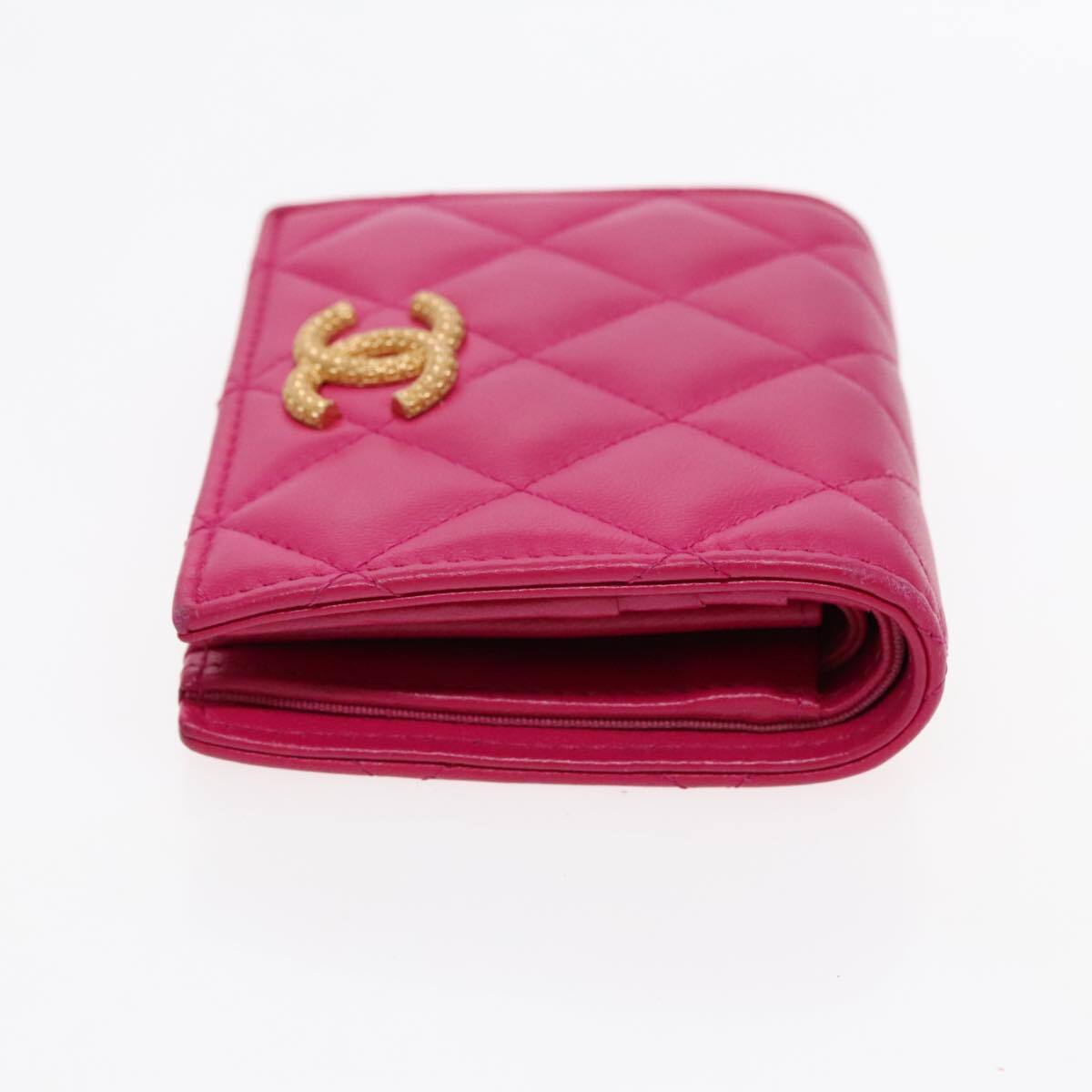 Chanel Textured CC Bifold Wallet Pink Leather Good condition - Model View