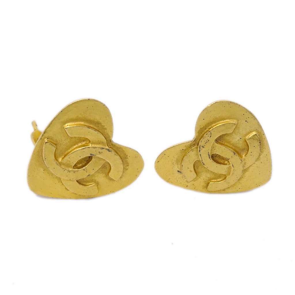 Chanel Vintage CC Heart Clip-On Earrings Gold Good condition - Model View