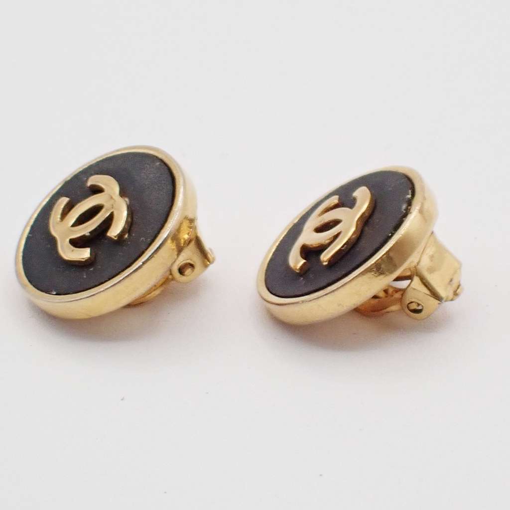 Chanel Vintage CC Round Button Clip-On Earrings Gold Good condition - Inside View