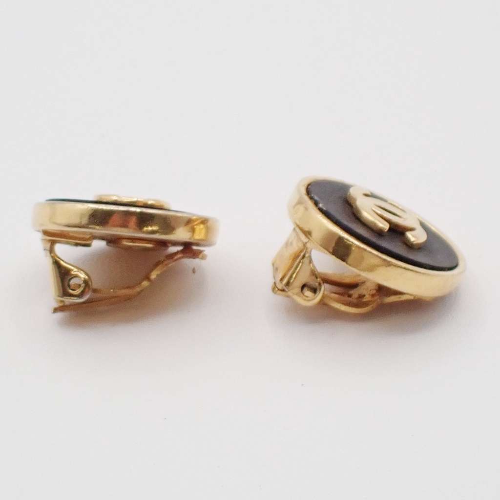 Chanel Vintage CC Round Button Clip-On Earrings Gold Good condition - Model View