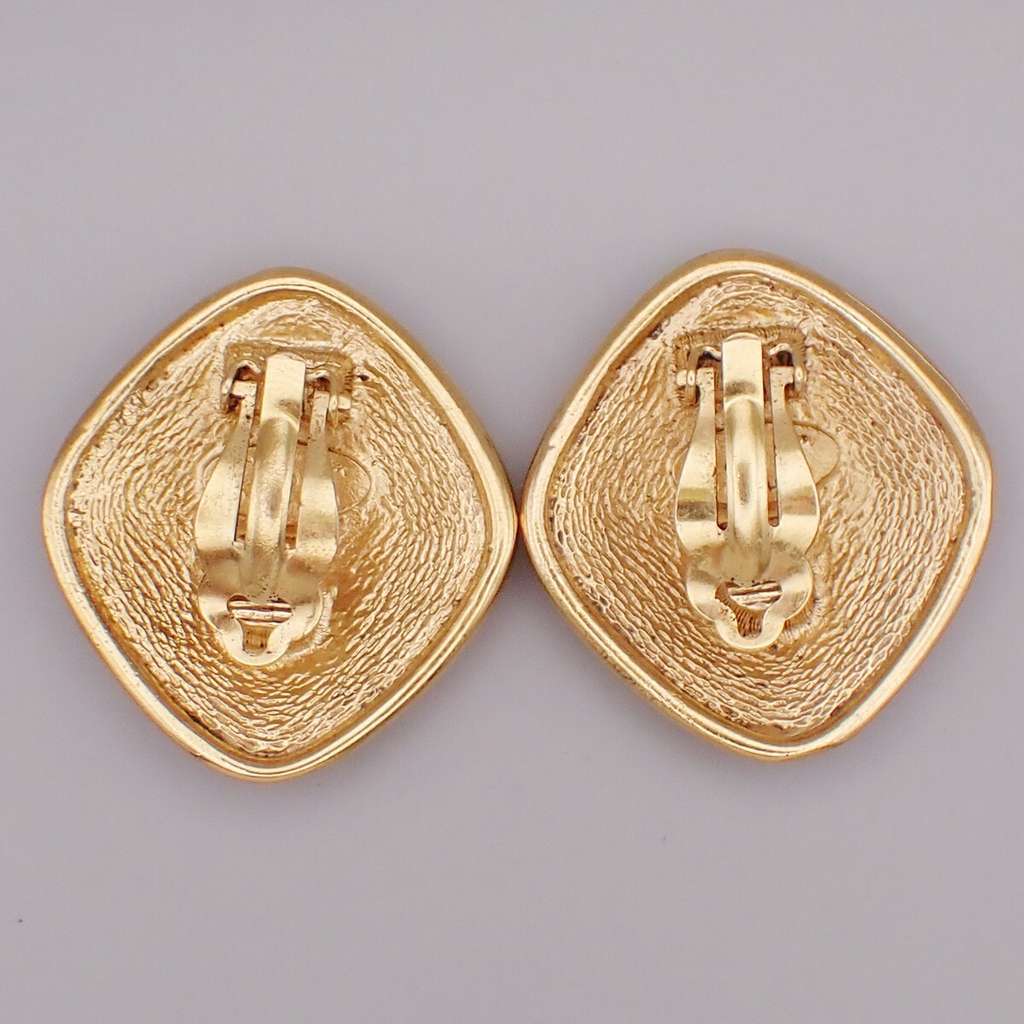 Chanel Vintage CC Diamond Shape Clips-On Earrings Gold Good condition - Box View