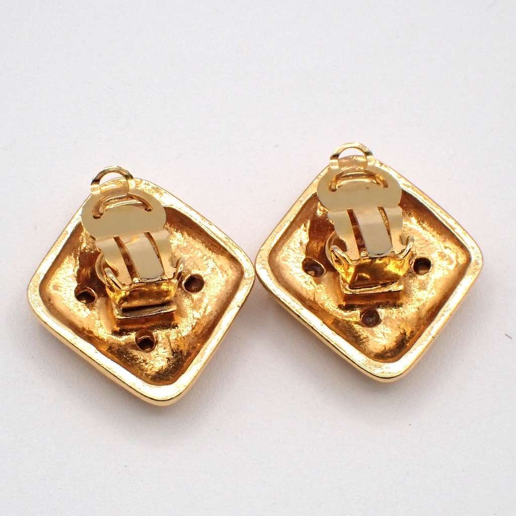 Chanel Vintage CC Diamond Shape Clips-On Earrings Gold Good condition - Model View