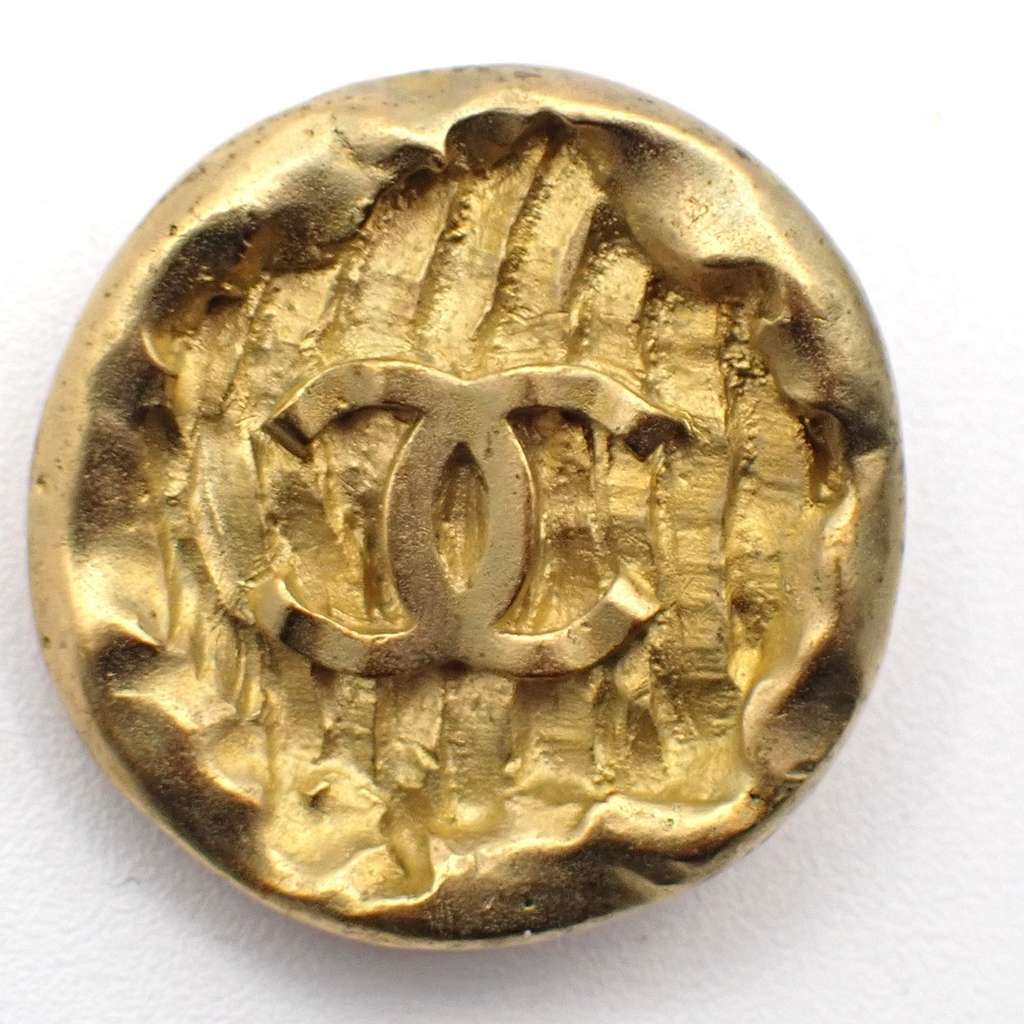 Chanel Vintage CC Round Button Clip-On Earrings Gold Good condition - Model View