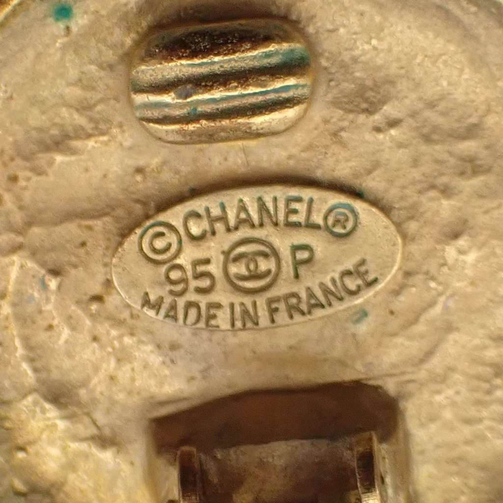 Chanel Vintage CC Round Button Clip-On Earrings Gold Good condition - Box View