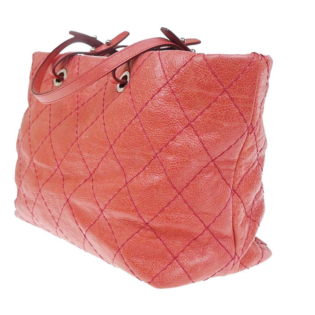 Chanel On The Road Tote Pink Leather Good condition - Model View