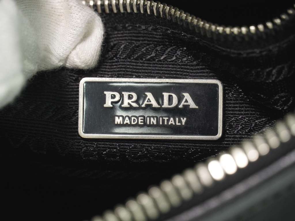 Prada Zip Messenger Black Good condition - Model View