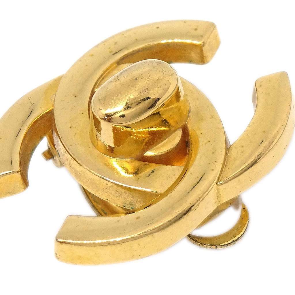 Chanel CC Turnlock Clip-On Earrings Gold Good condition - Model View
