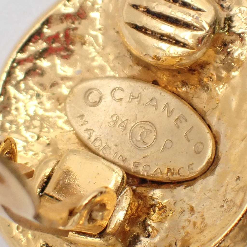 Chanel Vintage Round CC Clip-On Earrings Gold Good condition - Model View