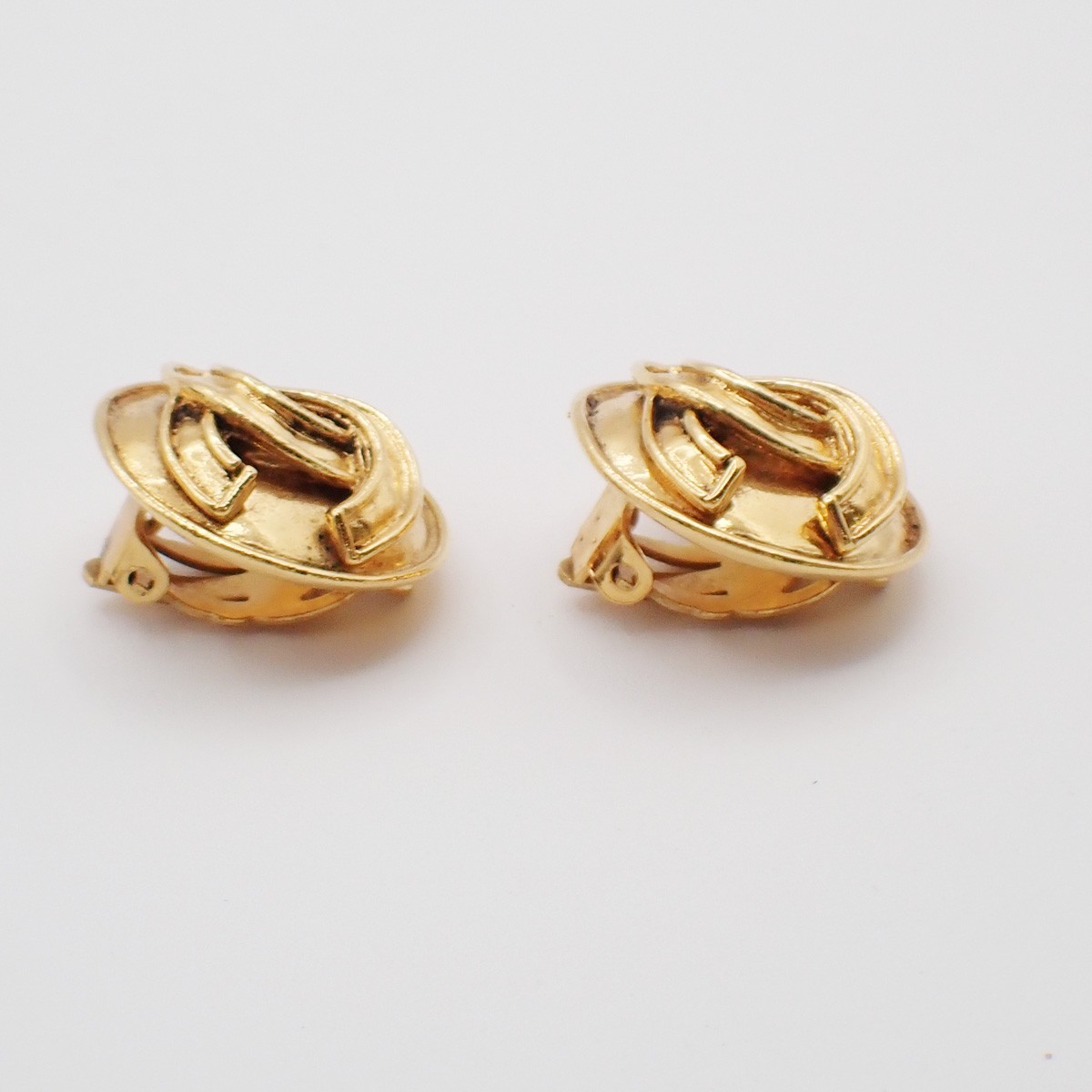 Chanel Vintage Round CC Clip-On Earrings Gold Good condition - Box View
