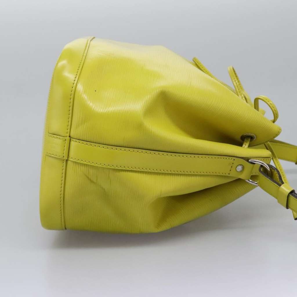 Louis Vuitton Petit Noe Handbag Green Leather Good condition - Model View