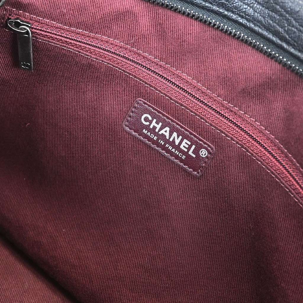 Chanel Chain Flap Shoulder Bag Black Leather Good condition - Model View