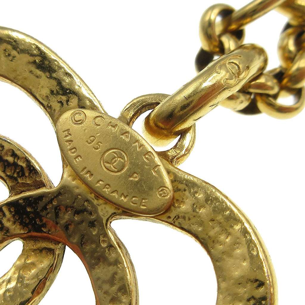 Chanel CC Heart Pendant Necklace Gold Good condition - Model View