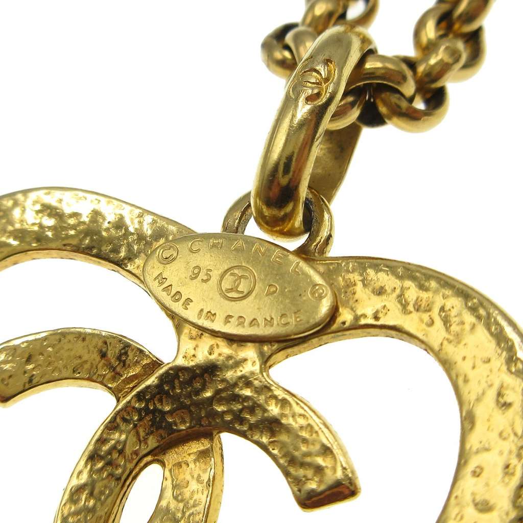 Chanel CC Heart Pendant Necklace Gold Good condition - Model View