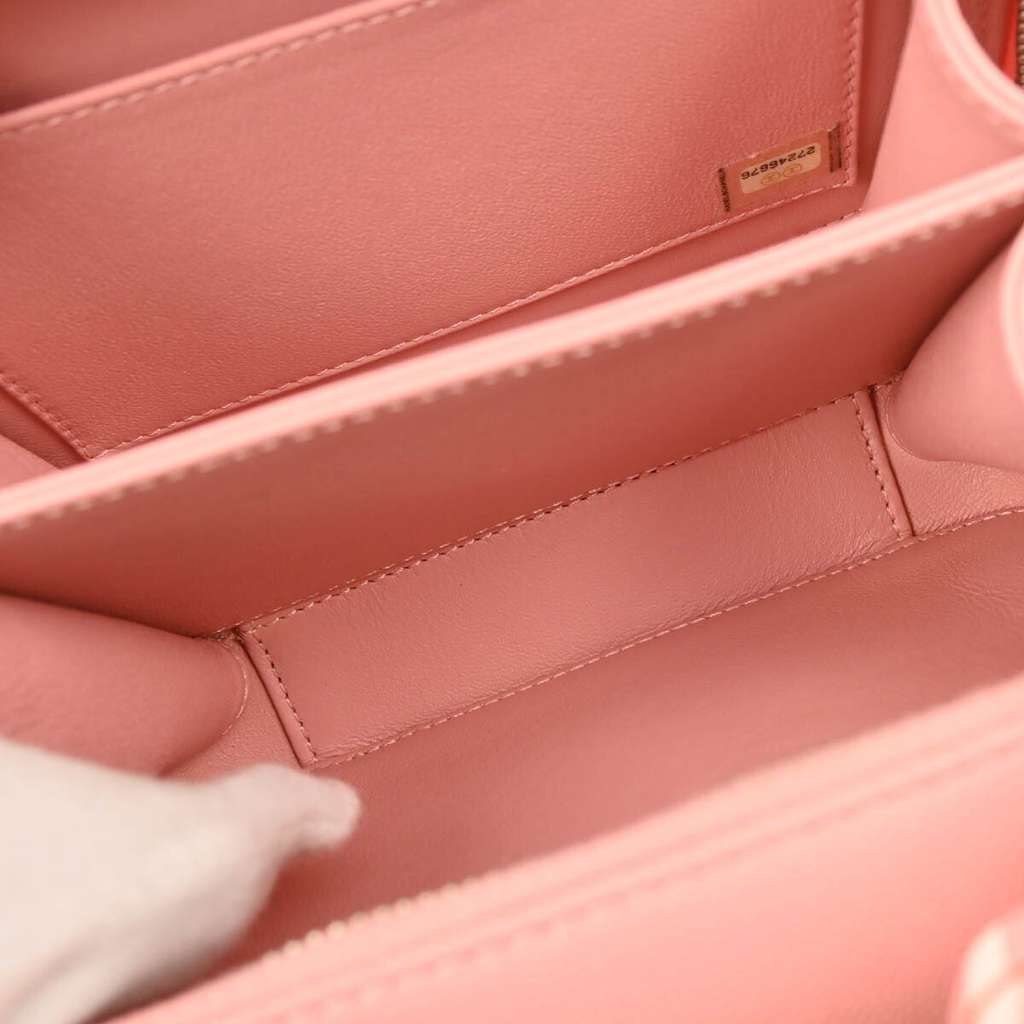 Chanel Filigree Vanity Case Pink Leather Good condition - Model View