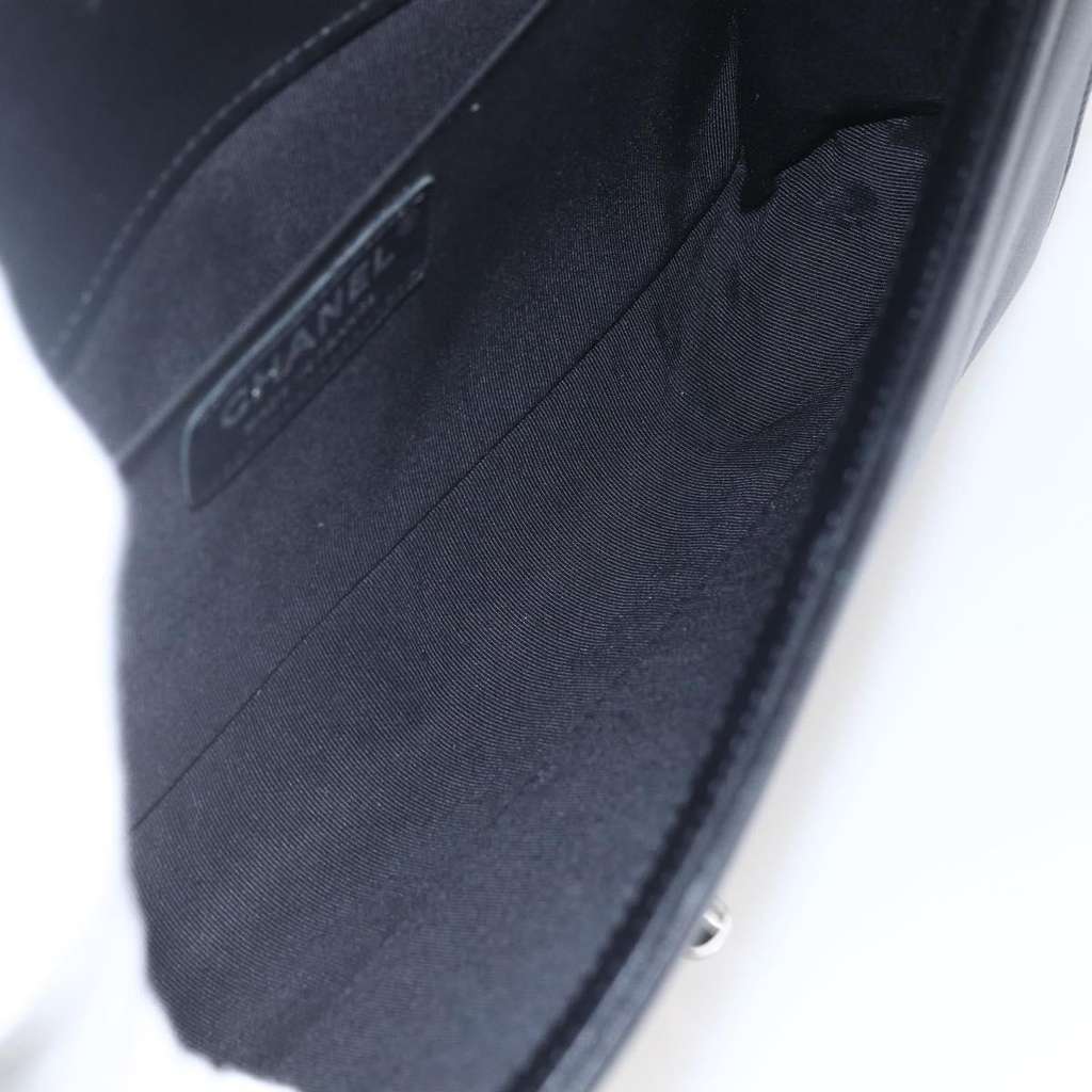 Chanel Boy Flap Bag Black Leather Good condition - Box View