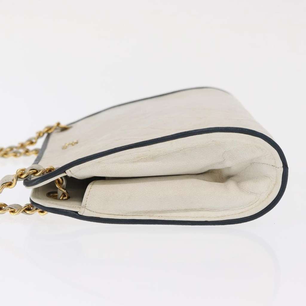 Chanel Chain Shoulder Bag White Leather Good condition - Model View