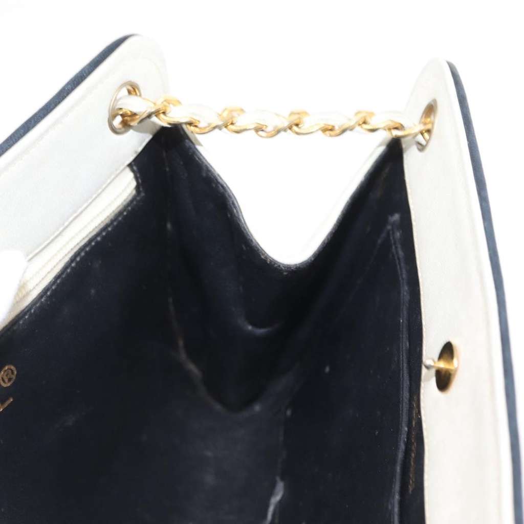 Chanel Chain Shoulder Bag White Leather Good condition - Box View