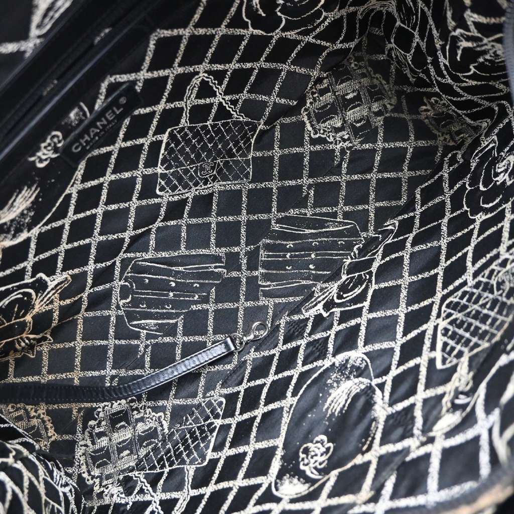 Chanel Essential 31 Rue Cambon Shopping Tote Black Leather Good condition - Box View