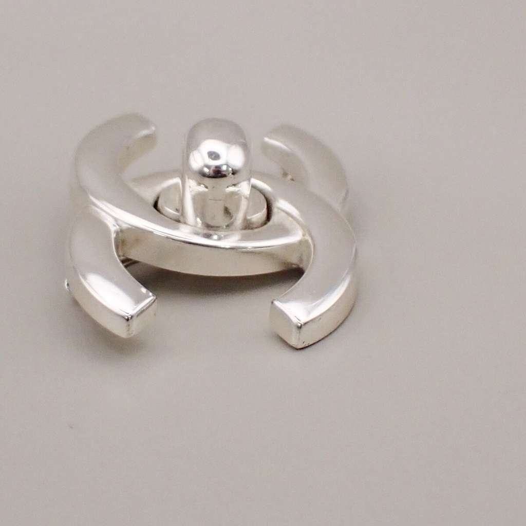 Chanel Vintage CC Turnlock Brooch Silver Good condition - Model View