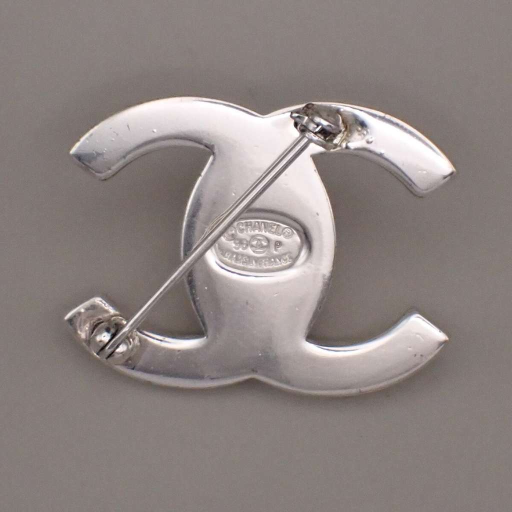 Chanel Vintage CC Turnlock Brooch Silver Good condition - Box View