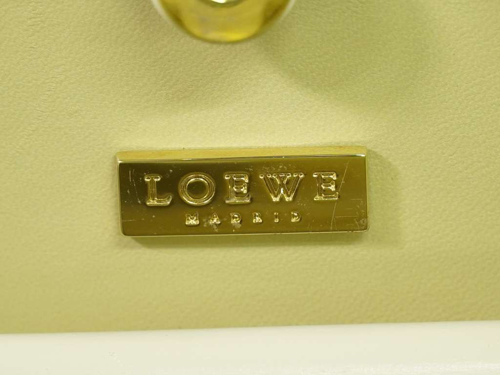 Loewe Anagram handbag White Leather Good condition - Model View