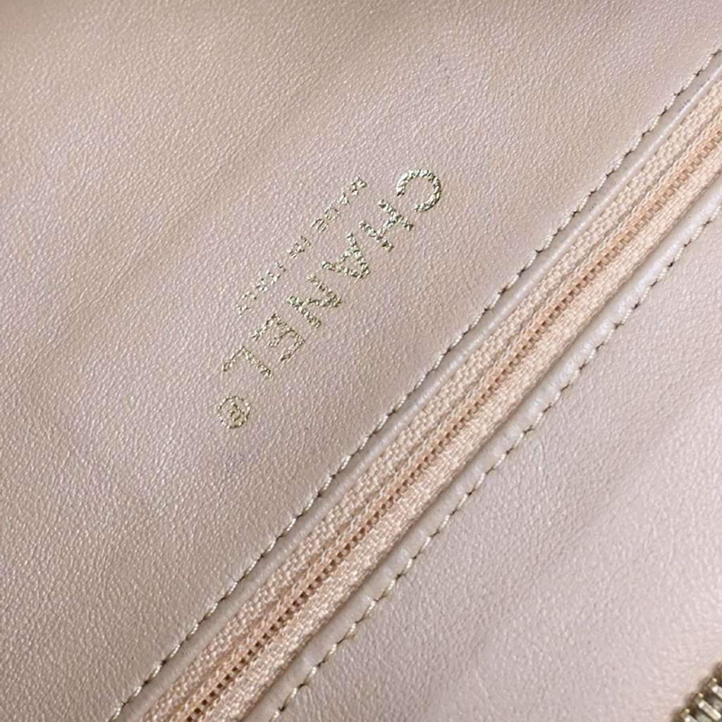 Chanel Luxe Ligne Tote Gold Leather Good condition - Model View