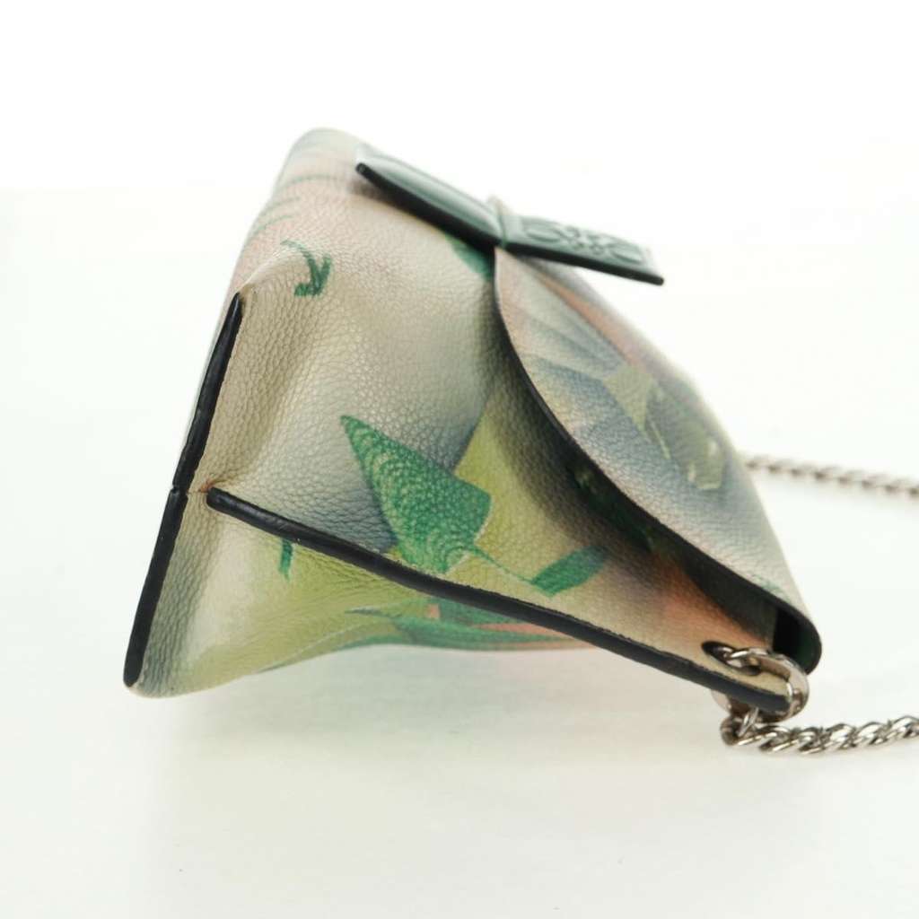 Loewe Avenue Crossbody Green Leather Good condition - Model View