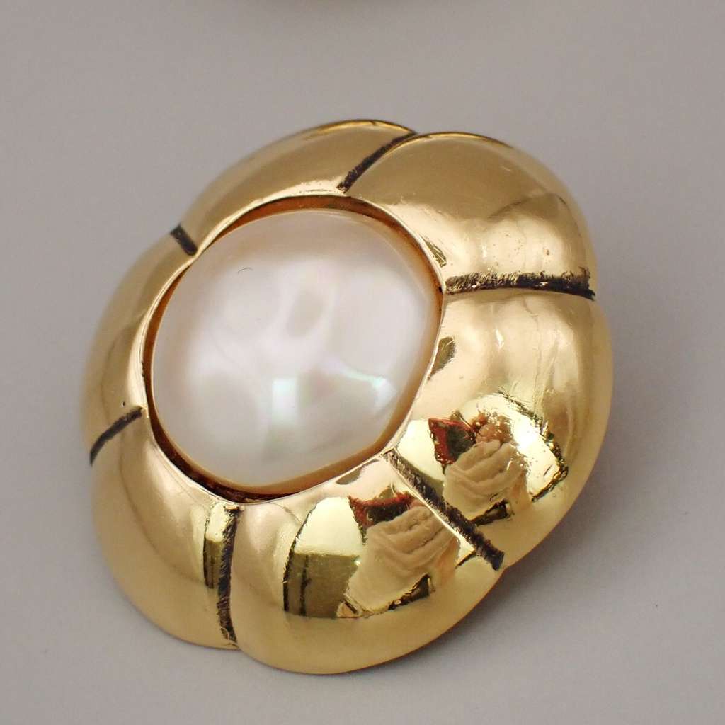 Chanel Vintage CC Flower Clip-On Earrings Gold Good condition - Model View