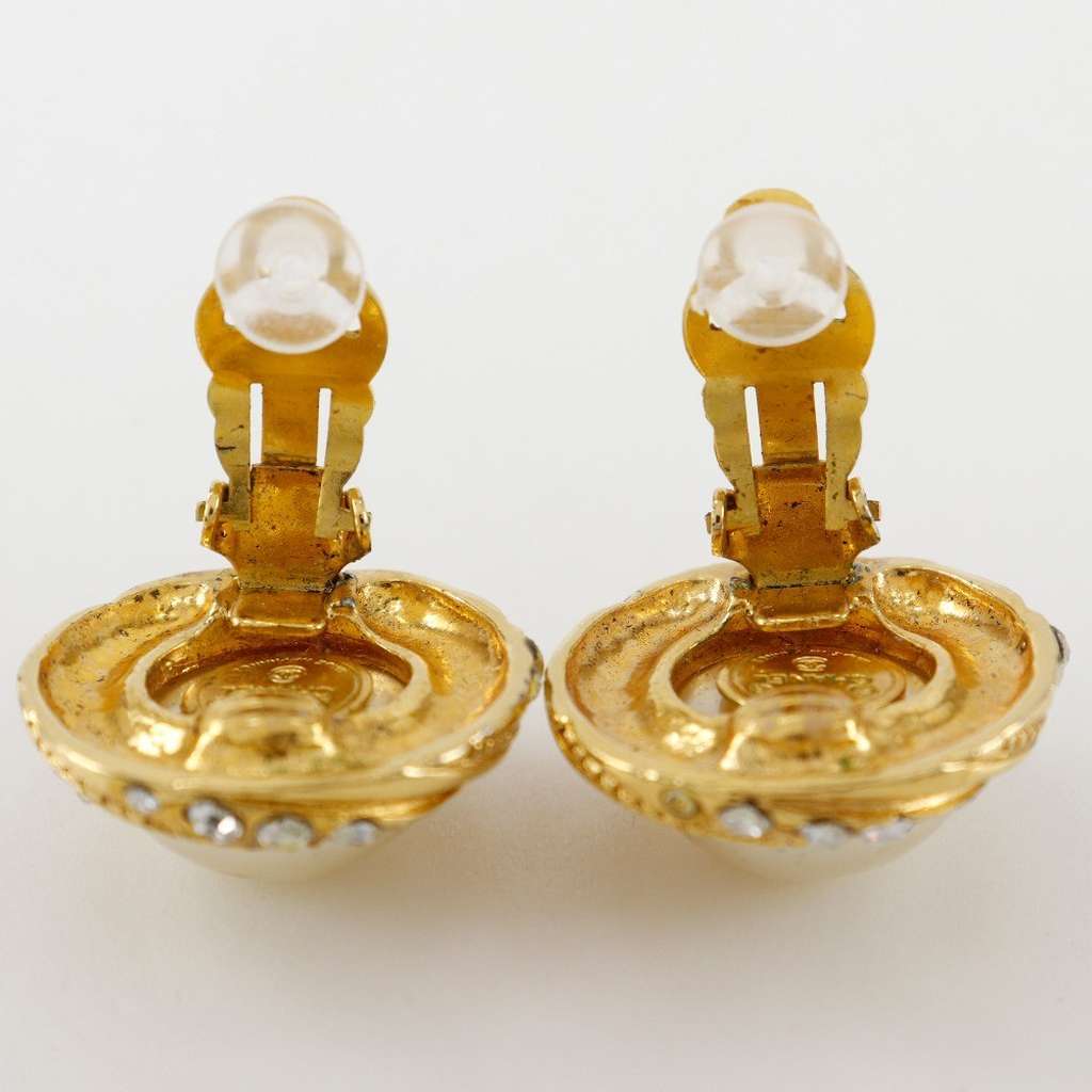Chanel Vintage Round Clip-On Earrings Gold Good condition - Model View