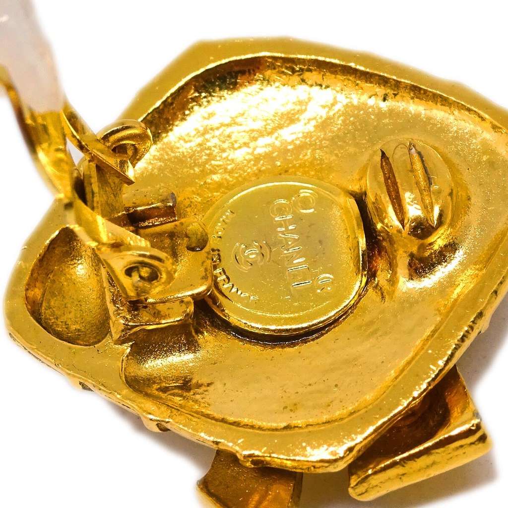 Chanel CC Rhombus Clip-On Earrings Gold Good condition - Model View