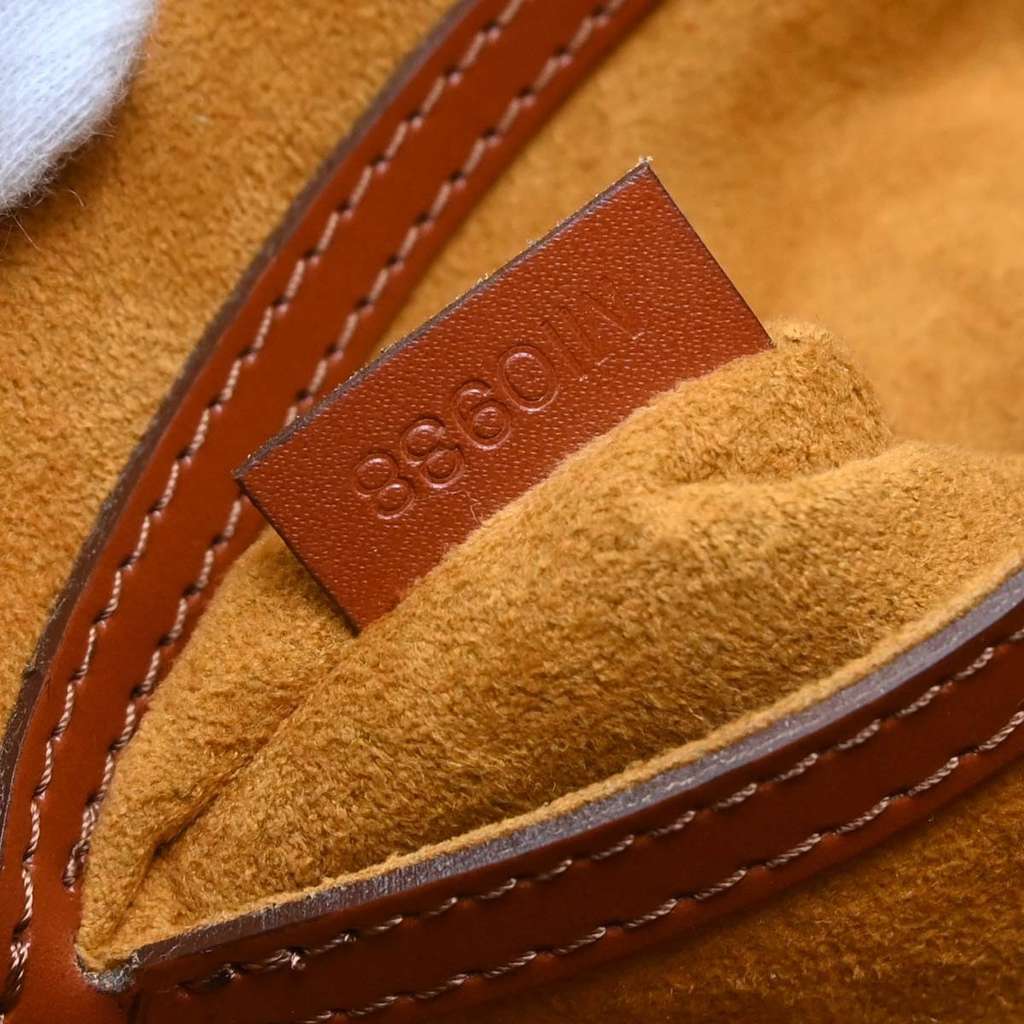 Louis Vuitton Alma Handbag Brown Leather Good condition - Model View