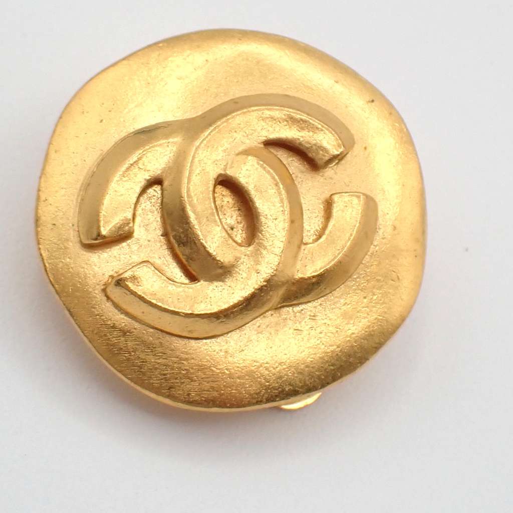 Chanel Vintage CC Round Clip-On Earrings Gold Good condition - Model View