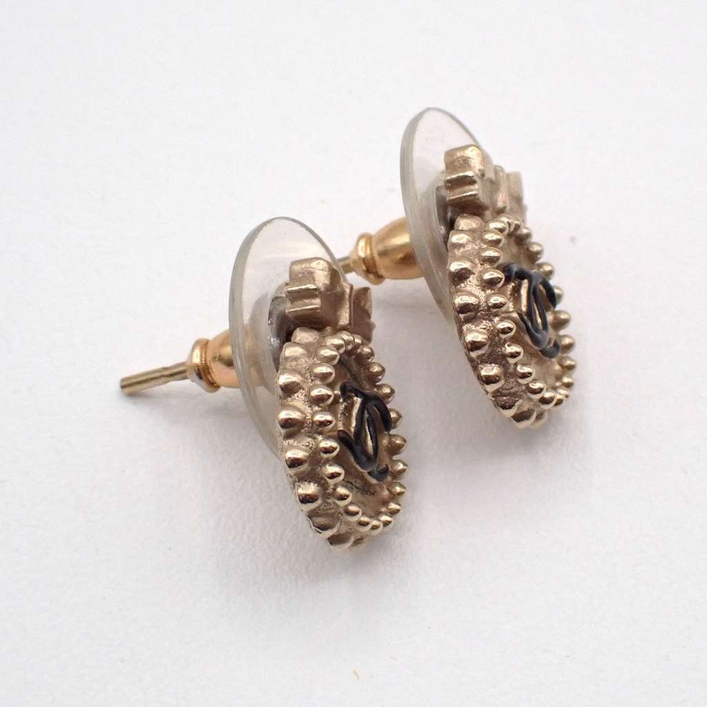 Chanel CC Round Earrings Gold Good condition - Model View