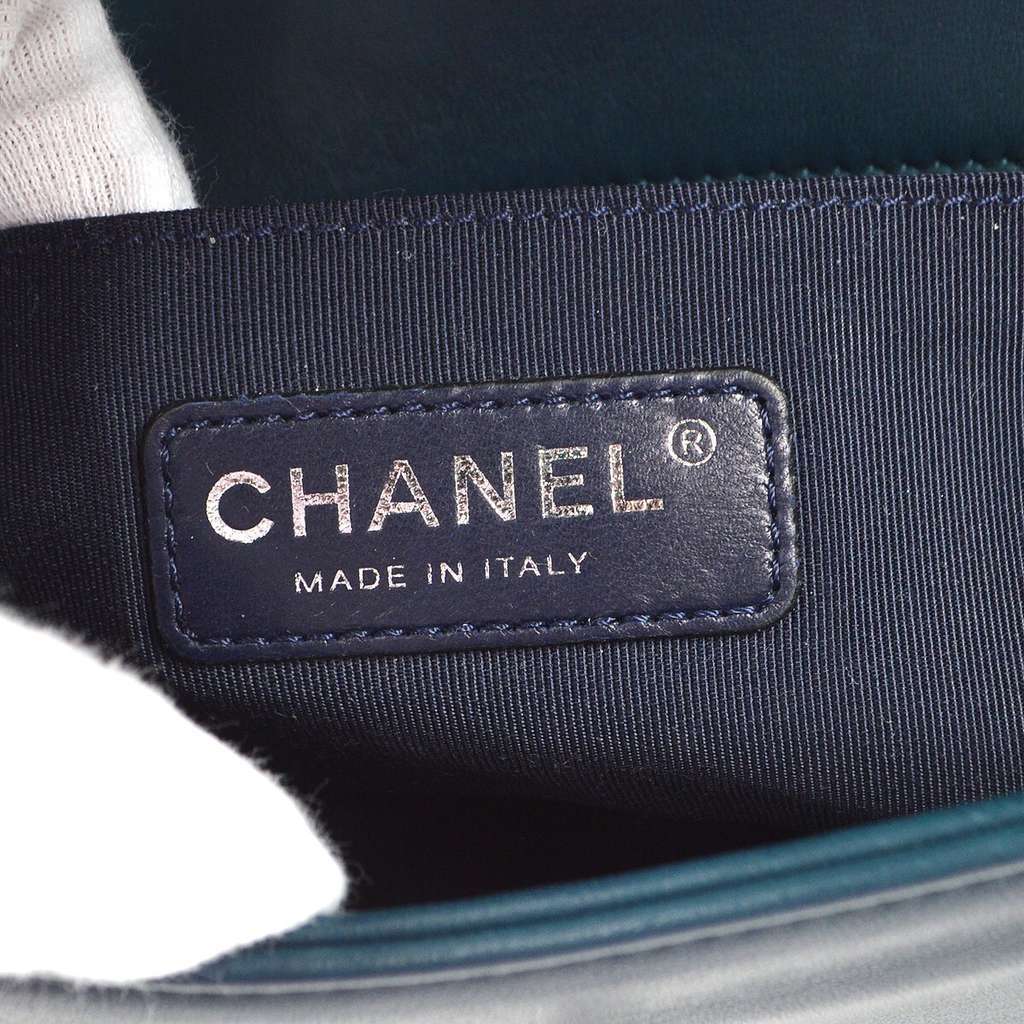Chanel Boy Flap Bag Blue Velvet Good condition - Model View