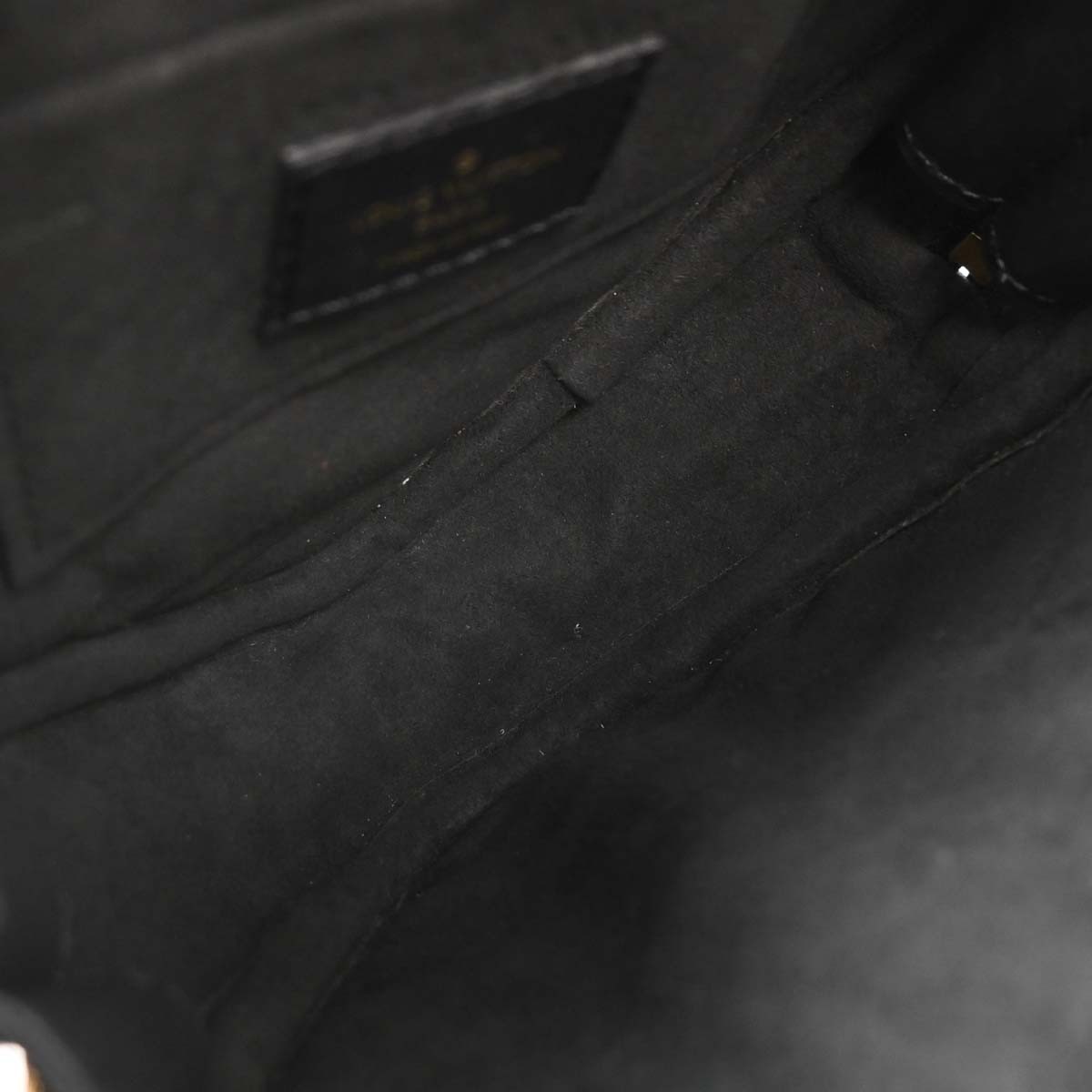 Louis Vuitton New Wave Heart Crossbody Bag Black Leather Good condition - Inside View