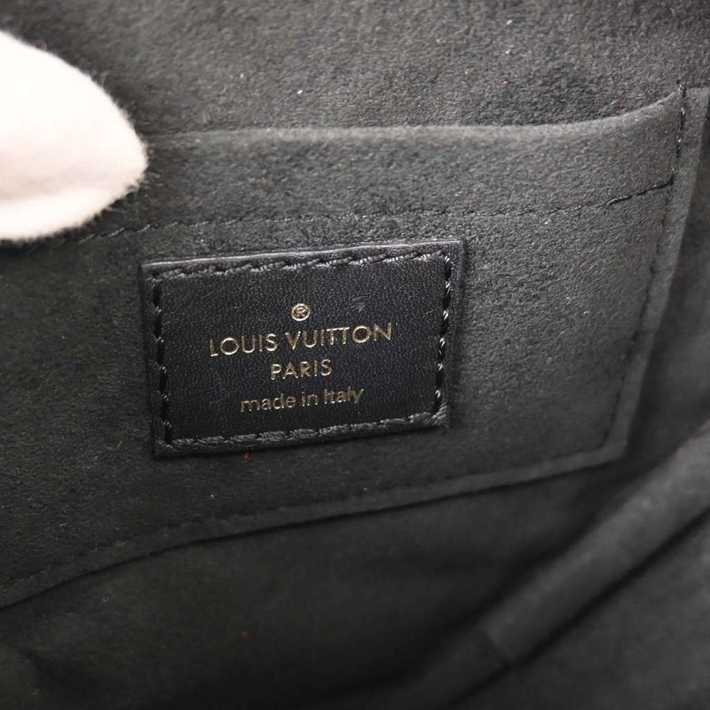 Louis Vuitton New Wave Heart Crossbody Bag Black Leather Good condition - Model View