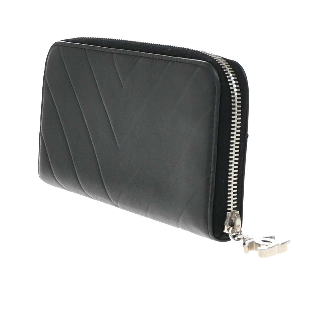 Chanel CC Charm Zip Around Wallet Black Leather Good condition - Model View