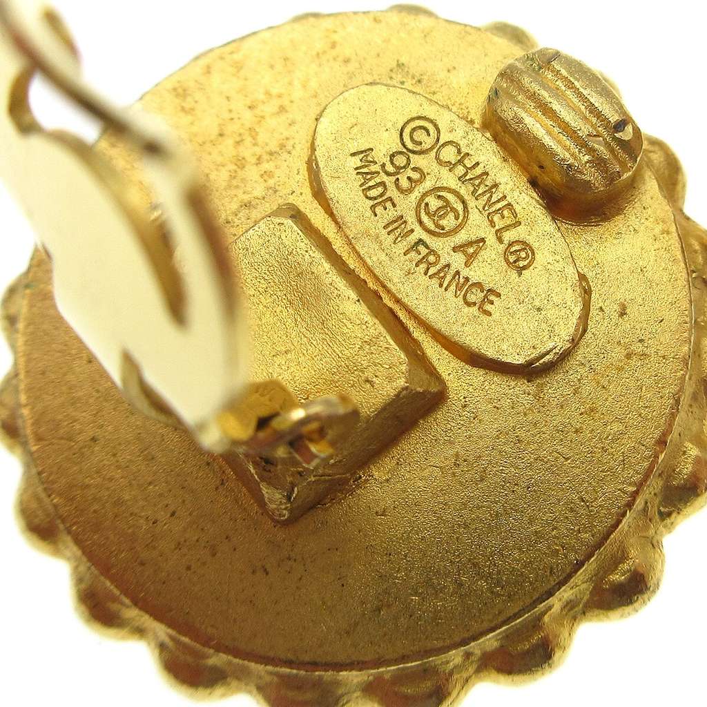 Chanel CC Round Stud Earrings Gold Good condition - Model View