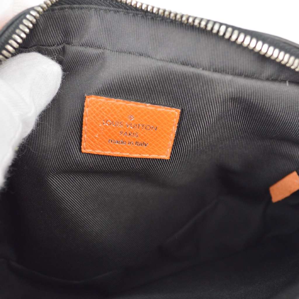 Louis Vuitton Outdoor BumBag Orange Leather Good condition - Model View