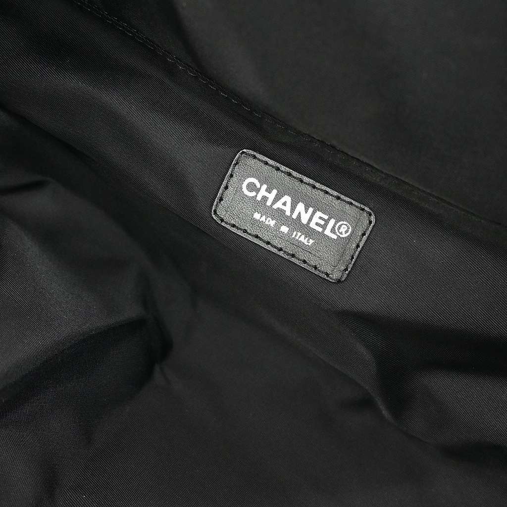 Chanel Travel Line Barrel Bag Black Good condition - Model View