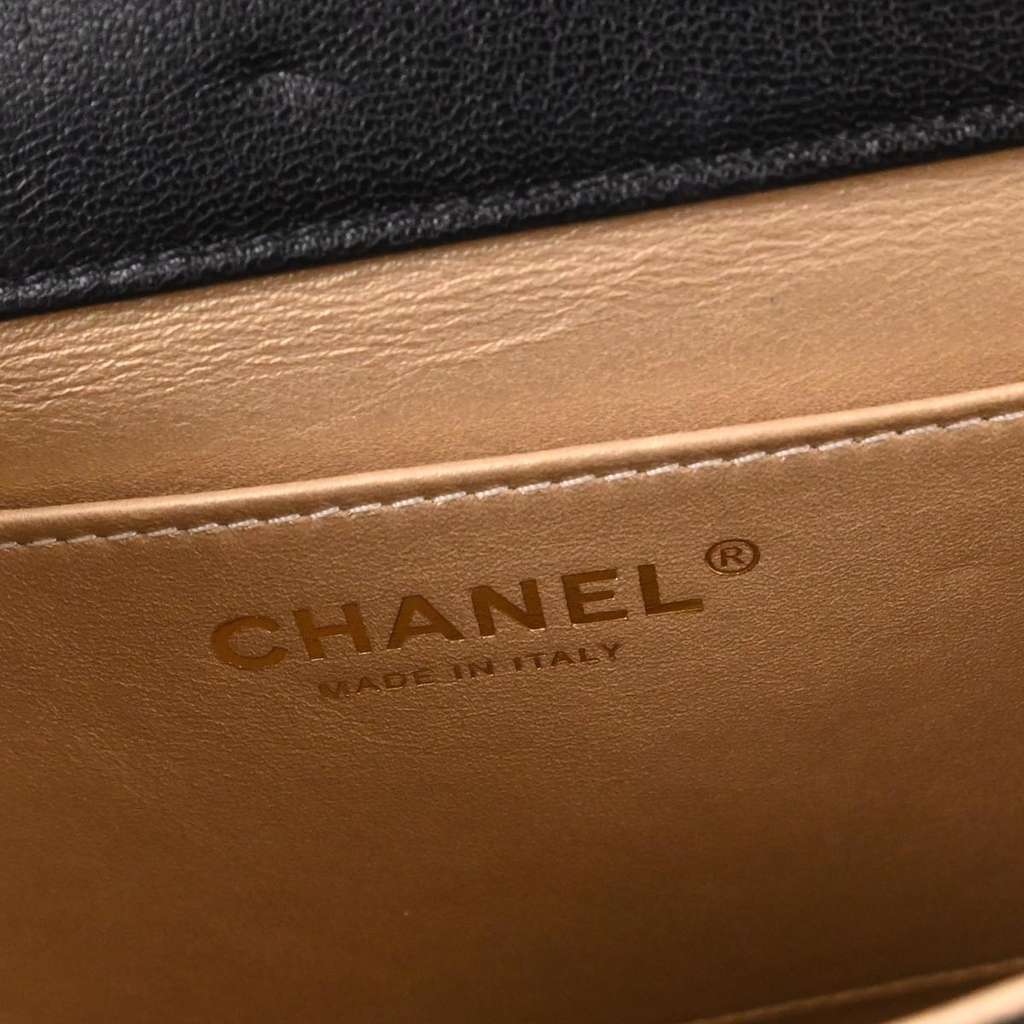 Chanel Chic Pearls Flap Bag Black Leather Good condition - Model View