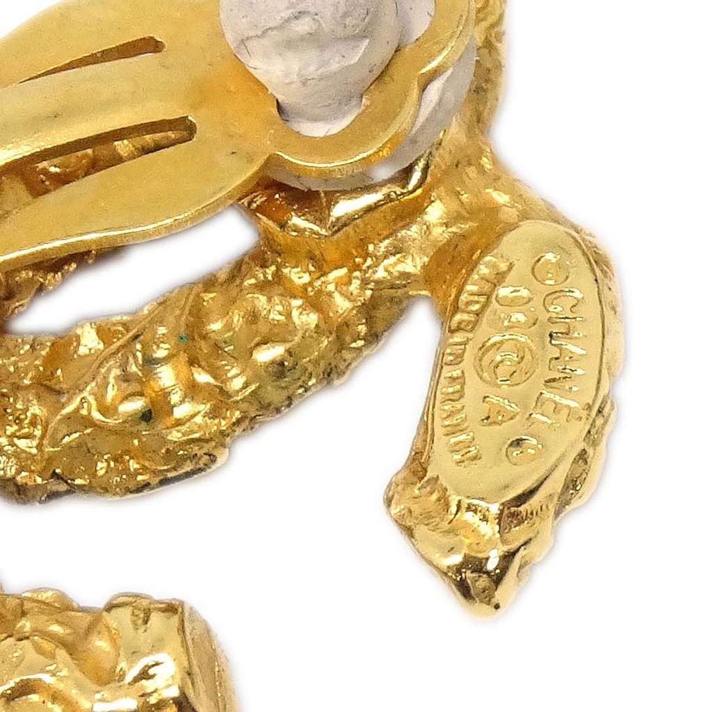 Chanel CC Clip On Earrings Gold Good condition - Model View