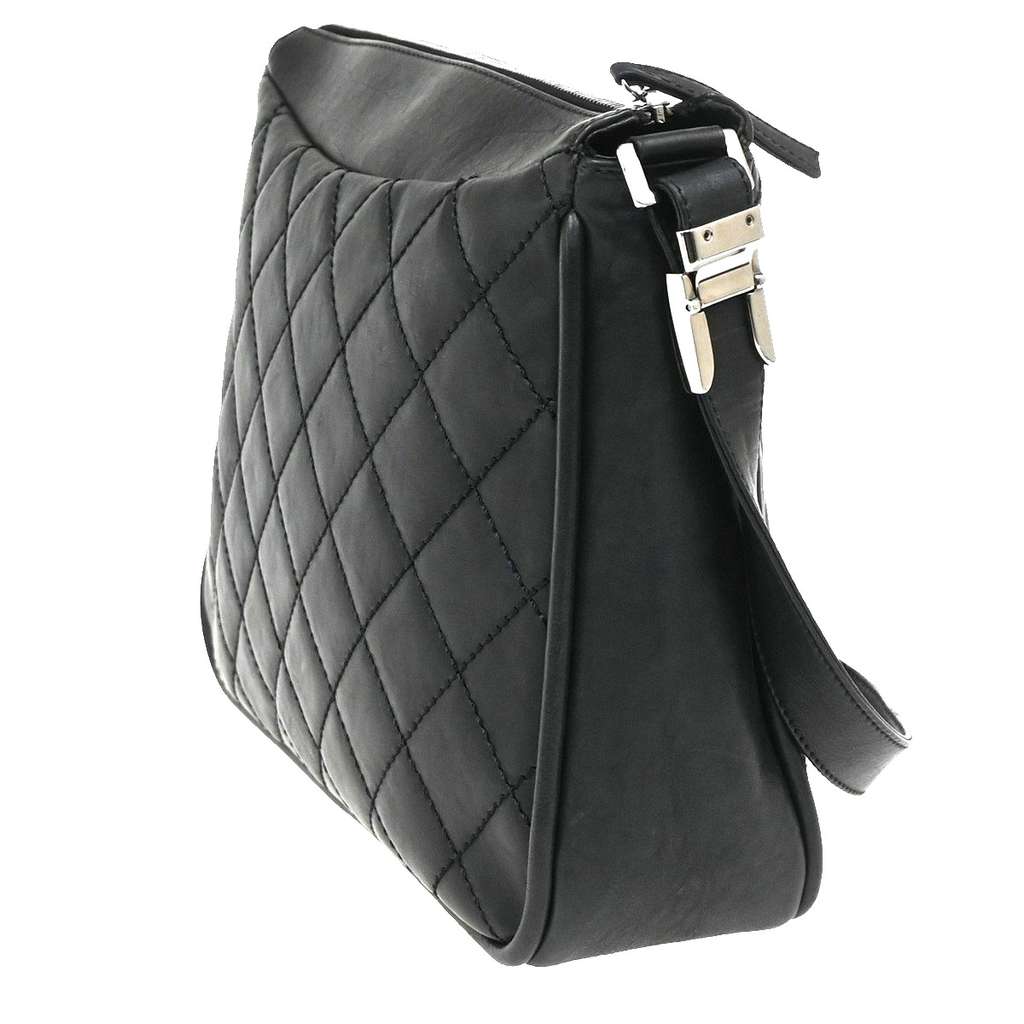 Chanel Vintage Timeless CC Adjustable Shoulder Bag Black Leather Good condition - Model View