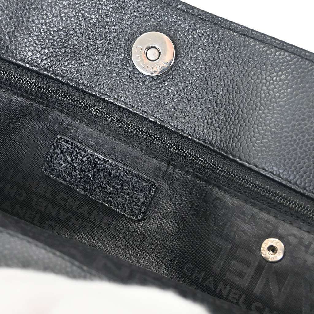 Chanel Square Stitch Tote Black Leather Good condition - Model View