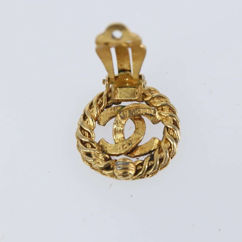 Chanel CC Round Earrings Gold Metal Good condition - Model View
